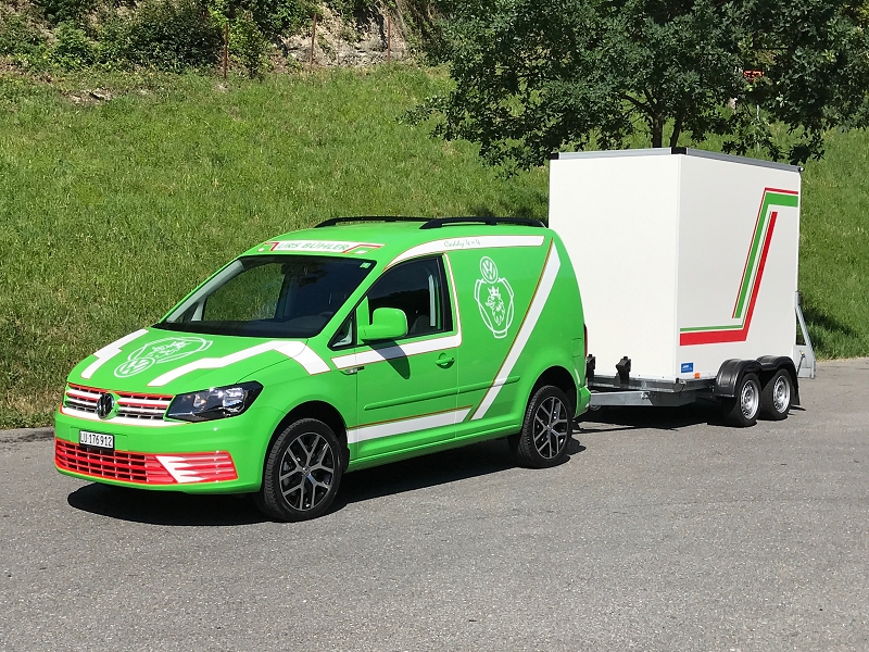 VW Caddy Frontansicht mit Anhänger