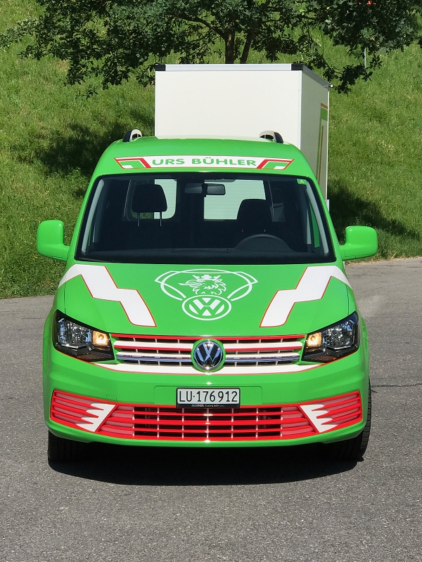 VW Caddy Frontansicht mit Anhänger von Bühler Transporte